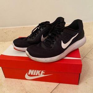 Nike Lunarglide M9.5 W11 
Running Shoes/Sneakers